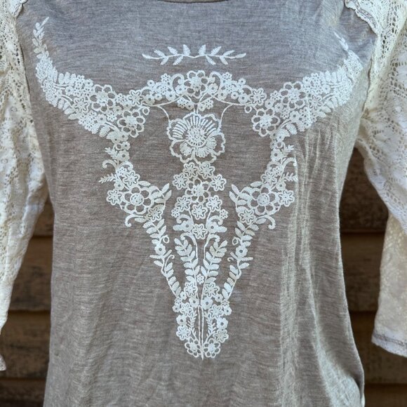 Womens XL MNK Lace Sleeve Top With Bull Skull Floral Design Beige & Cream Sheer - Picture 4 of 9